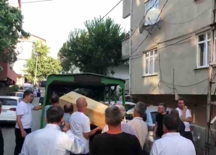 Gece vakti tartıştığı anne ve babasını bıçaklayarak öldürdü 1 Gece vakti tartıştığı anne ve babasını bıçaklayarak öldürdü