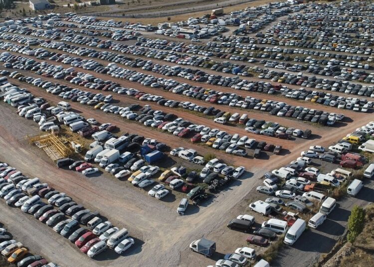 Yedieminlerde bekleyen 14 bin araç satışa çıkarılacak