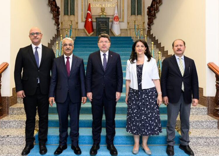 DEM Parti heyeti Bakan Tunç’u ziyaret etti