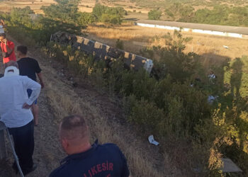 Balıkesir’de yolcu otobüsü devrildi: 1’i ağır 27 yaralı