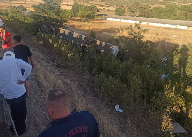 Balıkesir'de yolcu otobüsü devrildi: 1’i ağır 27 yaralı 1 Balıkesir’de yolcu otobüsü devrildi: 1’i ağır 27 yaralı