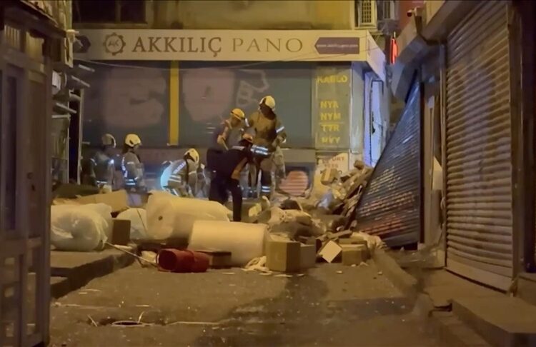 Beyoğlu’nda patlama sonrası iki katlı bina çöktü