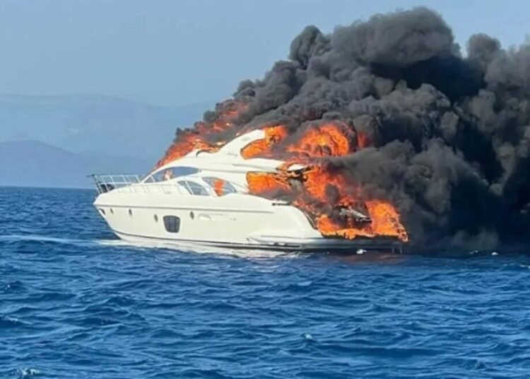 Yanan lüks yat ünlü iş insanı Faruk Mıstaçoğlu'nun çıktı 1 Yanan lüks yat ünlü iş insanı Faruk Mıstaçoğlu’nun çıktı