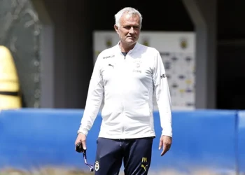 Fenerbahçe baştan sona yenileniyor: 13 futbolcu ile yollar ayrılacak