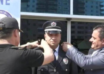 AKP’li başkan, polislere rütbe taktı
