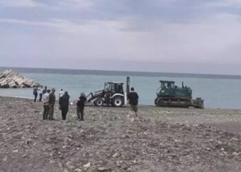 İş makinesi sahilde güneşlenen kadını ezdi