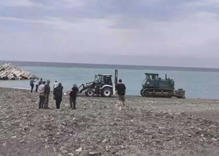 İş makinesi sahilde güneşlenen kadını ezdi 1 İş makinesi sahilde güneşlenen kadını ezdi