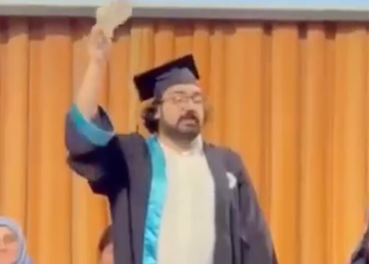 Mezuniyette diplomasını yırtan genç gözaltına alındı 1 Mezuniyette diplomasını yırtan genç gözaltına alındı
