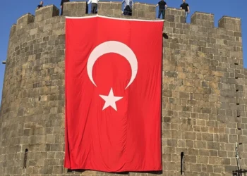 Diyarbakır’daki tarihi surlara Türk bayrakları asıldı