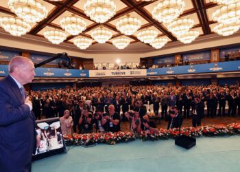 Mümtaz’er Türköne yazdı I Türkler, Kürtler şimdi de Araplar ve sonra yeryüzünün bütün halkları
