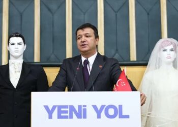 Meclis’te gelin ve damat mankenli grup toplantısı