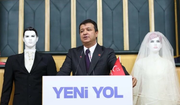 Meclis’te gelin ve damat mankenli grup toplantısı