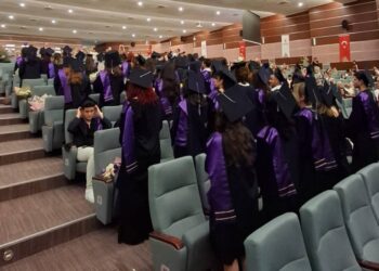 Hacettepe Üniversitesi öğrencileri diploma töreninde Rektör Güran’a sırtını döndü