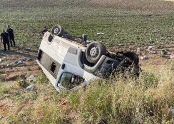 Tarım işçilerini taşıyan minibüs devrildi: 14 yaralı