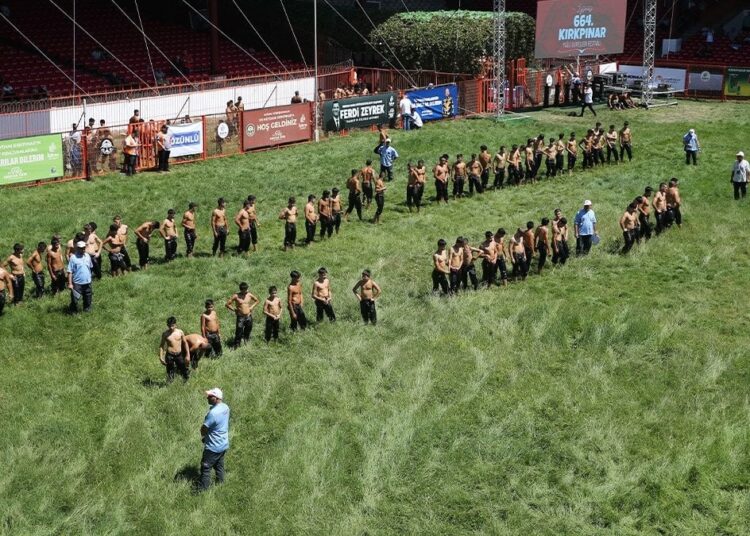 Tarihi Kırkpınar Yağlı Güreşlerinin 644’üncüsü Sarayiçi Er Meydanı’nda başladı