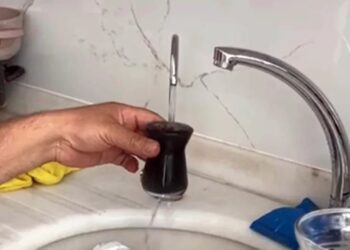 İskenderun’da evlerin musluklarından çamurlu su akıyor