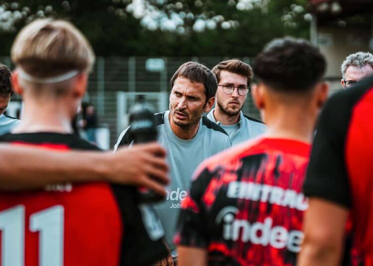 Kamil Aslan yazdı I Eintracht Frankfurt modeli ve günü kurtaran Türk takımları