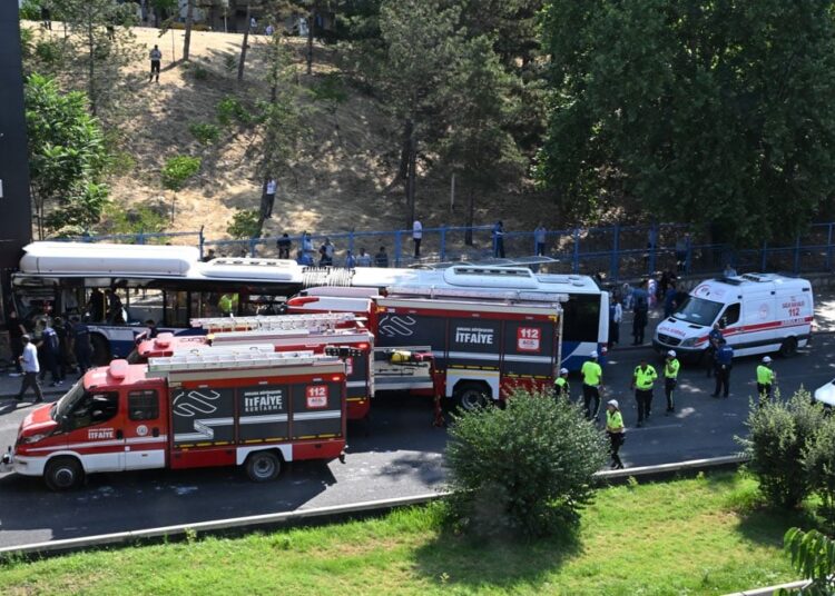 Ankara'da belediye otobüsü üst geçide çarptı, 20 kişi yaralandı 1 Ankara’da belediye otobüsü üst geçide çarptı, 20 kişi yaralandı