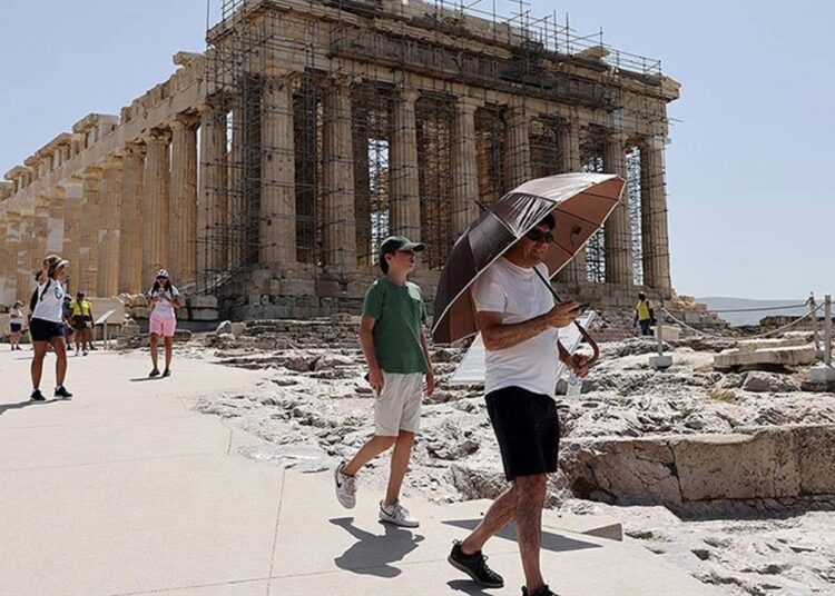 Yunanistan'da aşırı sıcaklar etkili oluyor: Akropolis Tapınağı ziyaretçilere kapatıldı 1 Yunanistan’da aşırı sıcaklar etkili oluyor: Akropolis Tapınağı ziyaretçilere kapatıldı