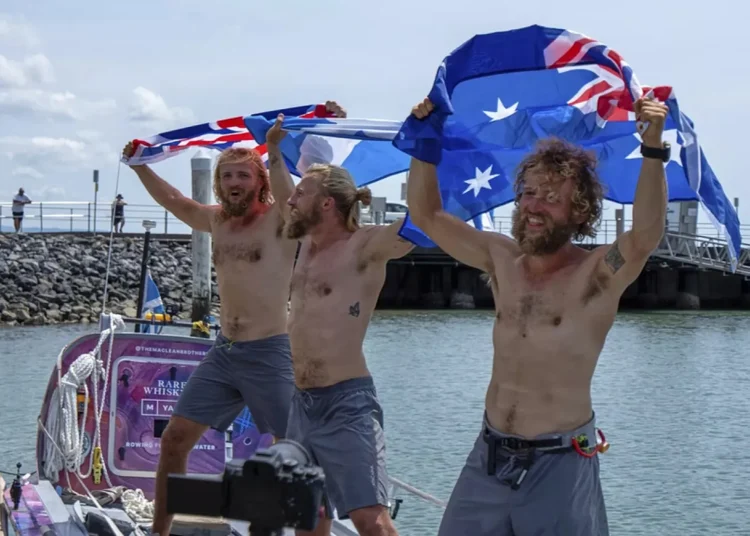 Üç kardeş, 139 günde Pasifik Okyanusu’nu kürekle geçmeyi başardı