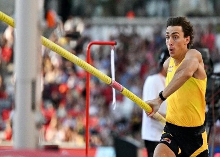 Sırıkla atlamada 13. kez dünya rekoru kırdı 1 Sırıkla atlamada 13. kez dünya rekoru kırdı