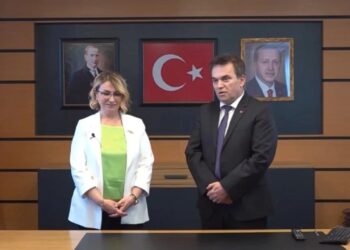 CHP’den AK Parti’ye geçer geçmez ilk iş Erdoğan’ın portresini astı