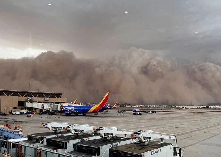 Toz bulutu hayatı felç etti, uçuşlar aksadı, elektrikler kesildi