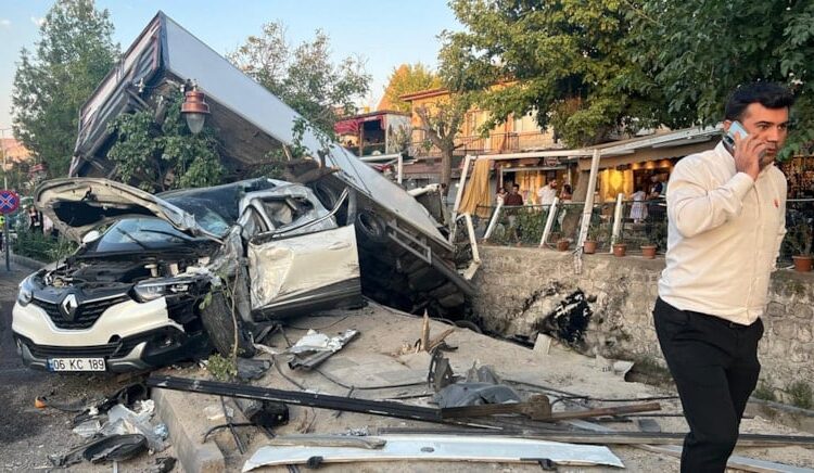 Freni patlayan kamyon, 10 aracı biçti: 3 yaralı 1 Freni patlayan kamyon, 10 aracı biçti: 3 yaralı