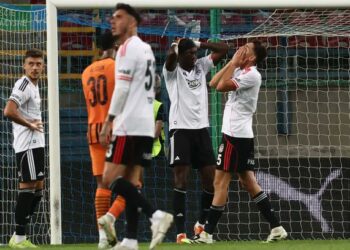 Nihat Kahveci’den canlı yayında Beşiktaş isyanı: “Takım çöküyor!”