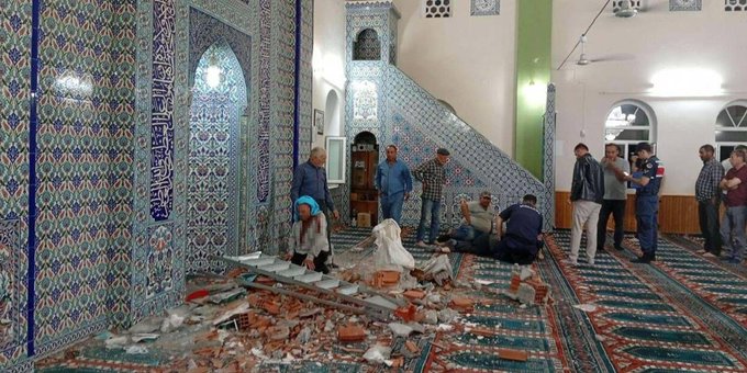 Camide üzerlerine tuğla düştü: Ölü ve yaralı var 1 Camide üzerlerine tuğla düştü: Ölü ve yaralı var