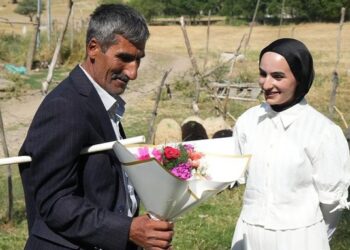 Muşlu Çimen yüzde yüz bursla üniversiteye yerleşti: Babasına çiçek götürdü