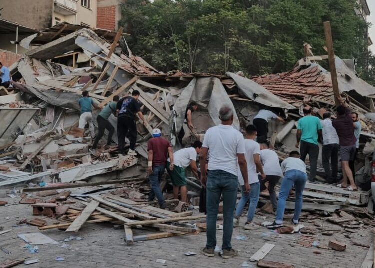 Balıkesir'de 6,1 büyüklüğünde deprem: 10 bina yıkıldı 1 Balıkesir’de 6,1 büyüklüğünde deprem: 10 bina yıkıldı
