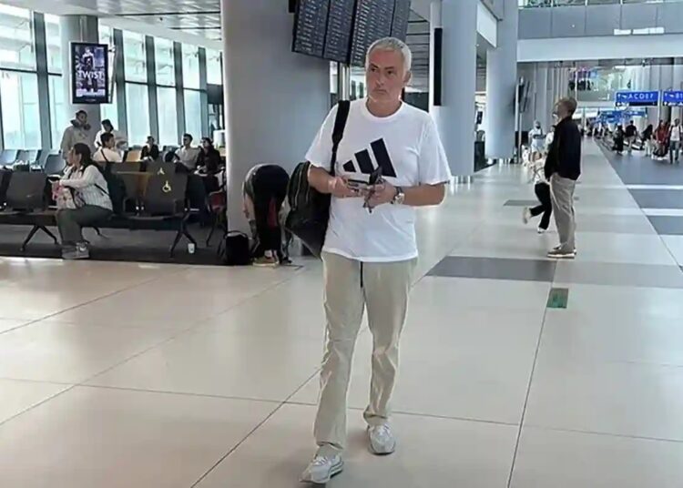 Mourinho, tarifeli uçakla Türkiye'den ayrıldı 1 Mourinho, tarifeli uçakla Türkiye’den ayrıldı