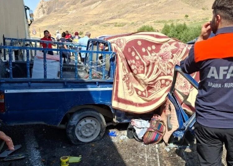 TIR ile bir kamyonet çarpıştı, 4 kişi öldü, 2 kişi yaralandı