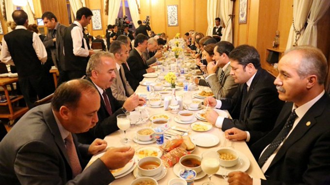 Meclis lokantasında kontenjan sınırı: Dışarıdan gelip yemek götürüyorlar 1 Meclis lokantasında kontenjan sınırı: Dışarıdan gelip yemek götürüyorlar