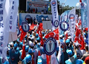 Hükümetin zam teklifini beğenmeyen memurlar iş bırakacak