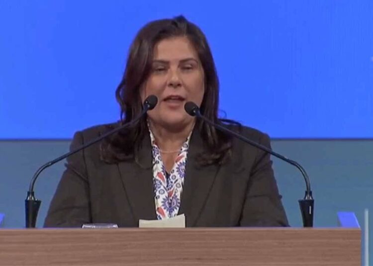 "Alnım ak" diyen Özlem Çerçioğlu AK Parti'ye katıldı 1 “Alnım ak” diyen Özlem Çerçioğlu AK Parti’ye katıldı