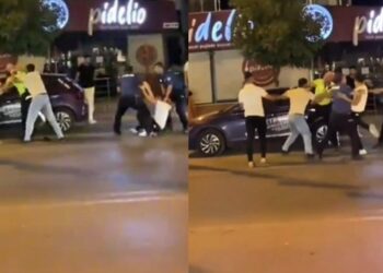 Kendilerine ceza yazan polise tekme tokat saldırdılar
