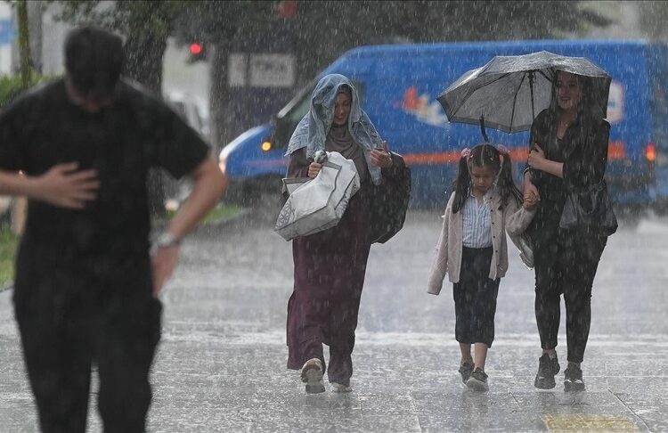 Havalar soğuyor, sıcaklık 5 derecenin altına düşüyor 1 Meteoroloji’den 20 il için kuvvetli sağanak uyarısı