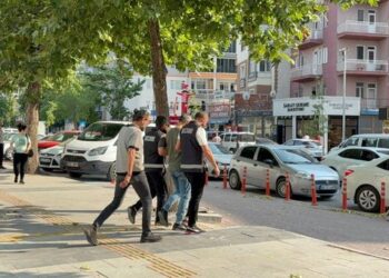 Kadın gazeteciyi tehdit eden silahlı şüpheli tutuklandı 7 Kadın gazeteciyi tehdit eden silahlı şüpheli tutuklandı