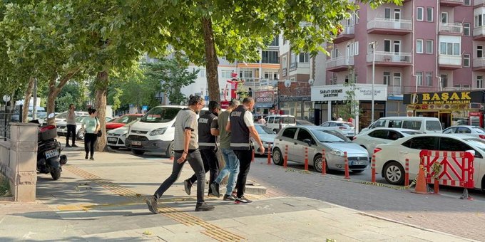 Kadın gazeteciyi tehdit eden silahlı şüpheli tutuklandı 1 Kadın gazeteciyi tehdit eden silahlı şüpheli tutuklandı