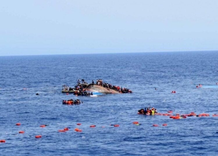 Göçmenleri taşıyan tekne alabora oldu, 55 kişi hayatını kaybetti