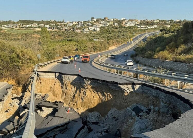 Tarla kazısı sonrasında Söke-Kuşadası Karayolu çöktü 1 Tarla kazısı sonrasında Söke-Kuşadası Karayolu çöktü