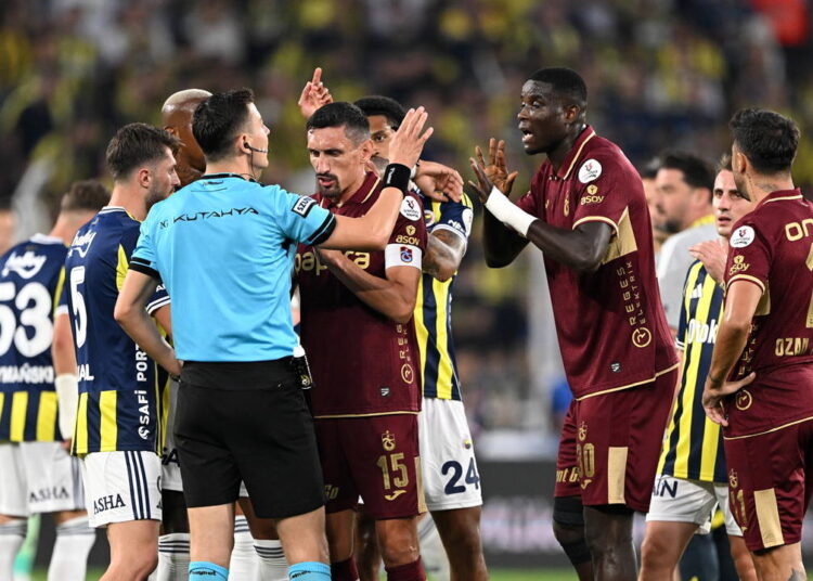 Trabzonspor taraftarından TFF binası önünde protesto: Temiz futbol dediniz bizi karanlığa boğdunuz 1 Trabzonspor taraftarından TFF binası önünde protesto: Temiz futbol dediniz bizi karanlığa boğdunuz