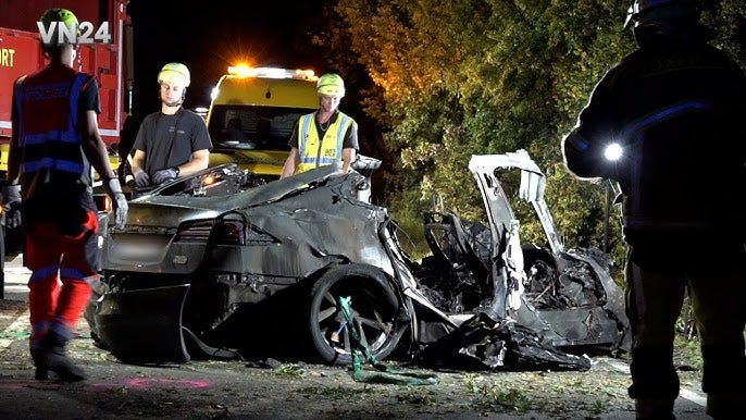 Almanya’da Tesla faciası: Kapılar açılmadı, üç kişi yanarak öldü 1 Almanya’da Tesla faciası: Kapılar açılmadı, üç kişi yanarak öldü