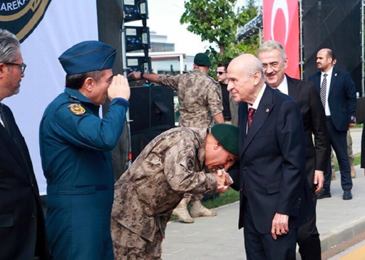 Bahçeli'nin elini öpmesiyle gündeme gelen isim emniyet müdürü oldu 1 Bahçeli’nin elini öpmesiyle gündeme gelen isim emniyet müdürü oldu