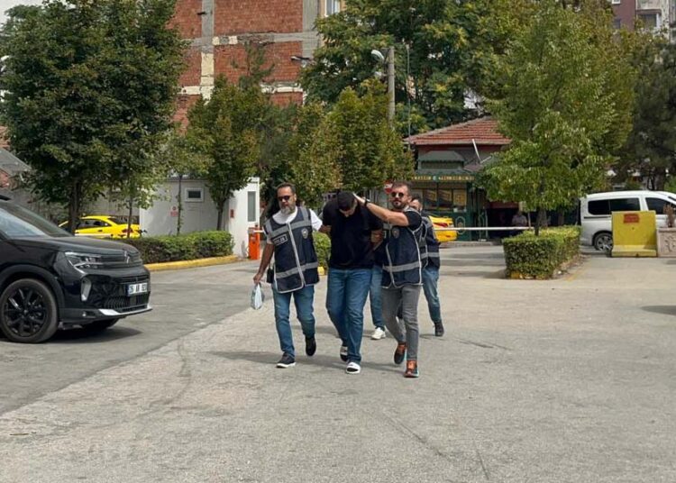 Ambulansı takip edip sağlıkçıları tehdit eden baba-oğul tutuklandı 1 Ambulansı takip edip sağlıkçıları tehdit eden baba-oğul tutuklandı