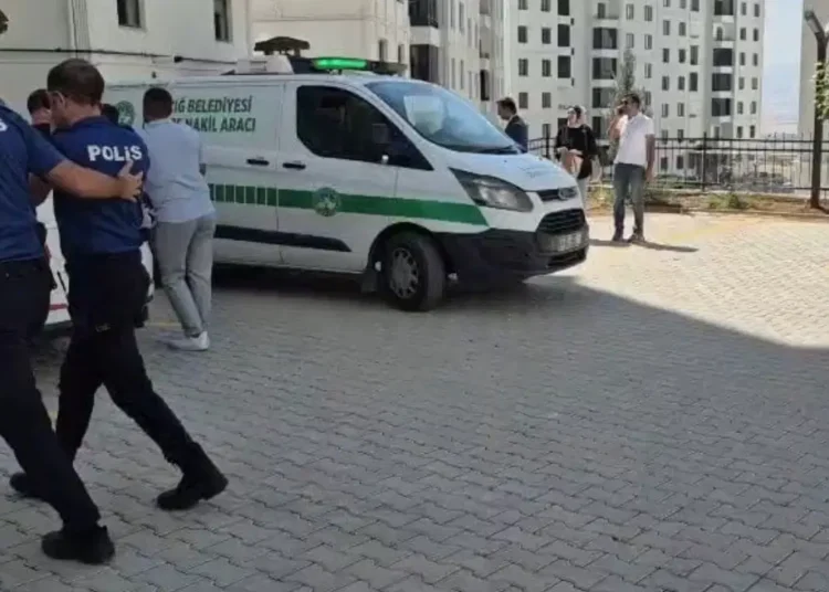Evde eşiyle yakaladığı jandarmayı öldüren başkomiserin eşinin ifadesi ortaya çıktı 1 Evde eşiyle yakaladığı jandarmayı öldüren başkomiserin eşinin ifadesi ortaya çıktı
