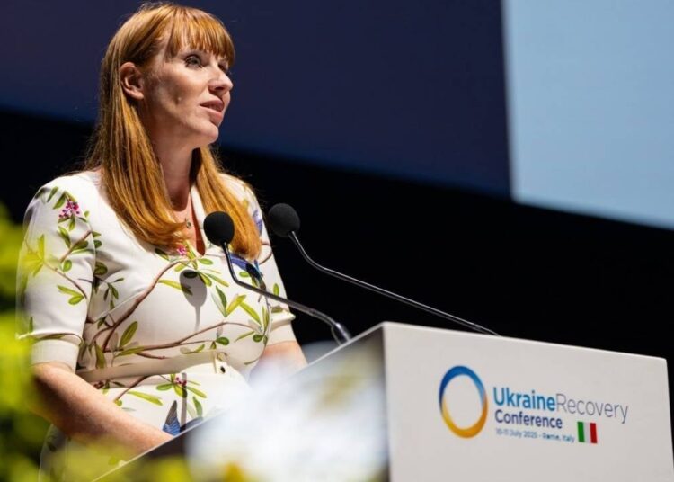 Damga vergisini eksik ödediği ortaya çıkan İngiltere Başbakan Yardımcısı istifa etti