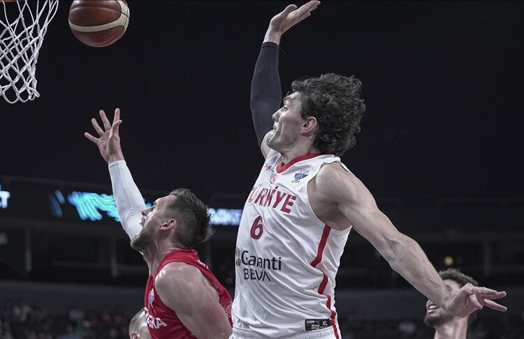 Yunanistan’ı farklı yenen A Milli Basketbol Takımı finalde